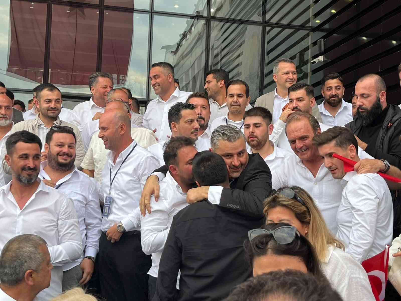 NAZİLLİ TİCARET ODASI’NDA BAŞKANLIK SEÇİMİ TAMAMLANIRKEN, OYLAMADAN GALİP AYRILAN ÖZEN AKGÜN ODANIN YENİ BAŞKANI OLDU.