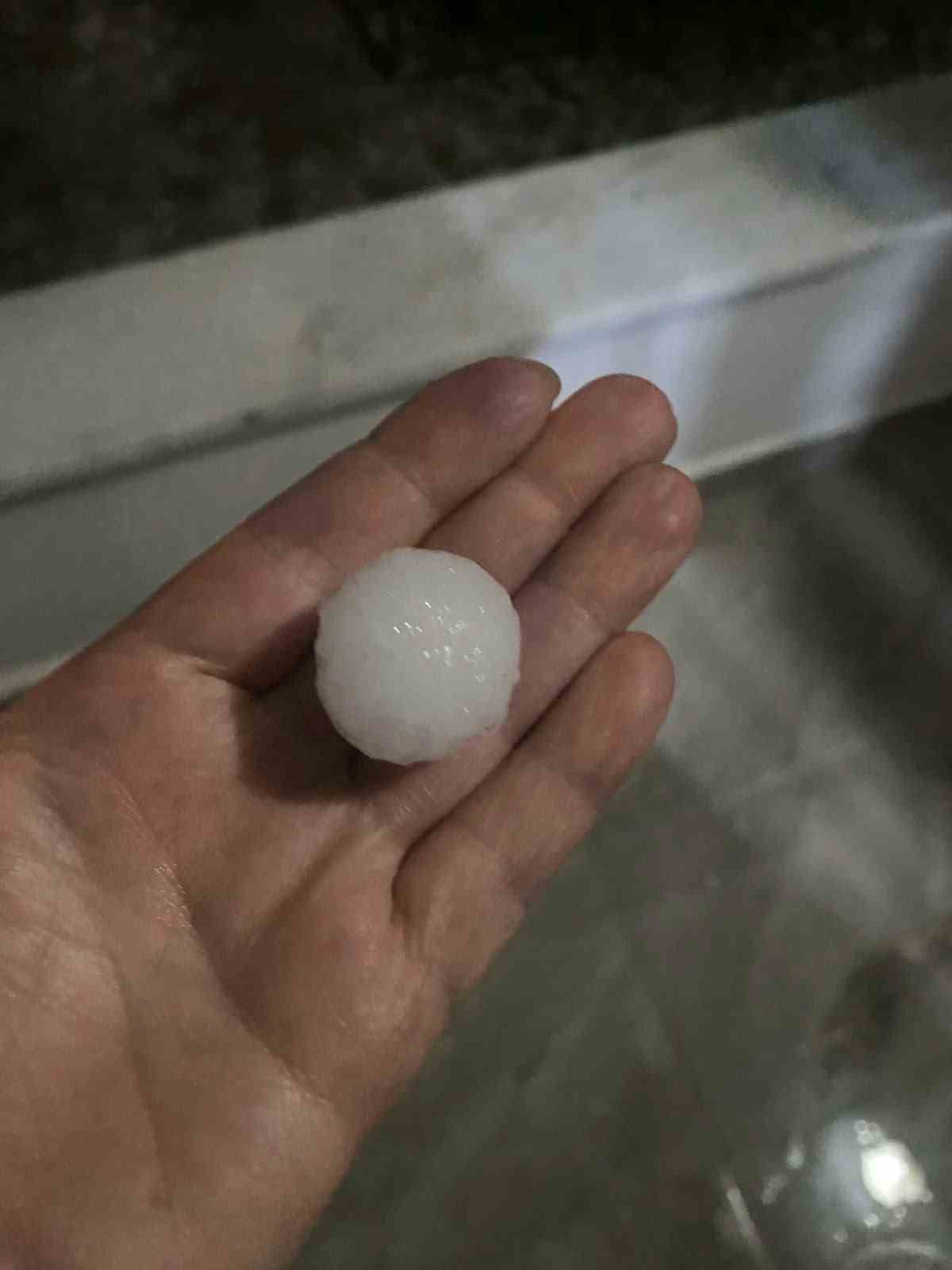 HATAY’DA KISA SÜRELİ ETKİLİ OLAN CEVİZ BÜYÜKLÜĞÜNDEKİ DOLU YAĞIŞI ÇEVREYİ BEYAZA BÜRÜDÜ. YAĞIŞLI HAVANIN GECE BOYUNCA ETKİLİ OLMASI BEKLENİRKEN BEYAZA BÜRÜNEN ALTINÖZÜ İLÇE STADYUMUNUN GÖRÜNTÜSÜ DİKKAT ÇEKTİ.