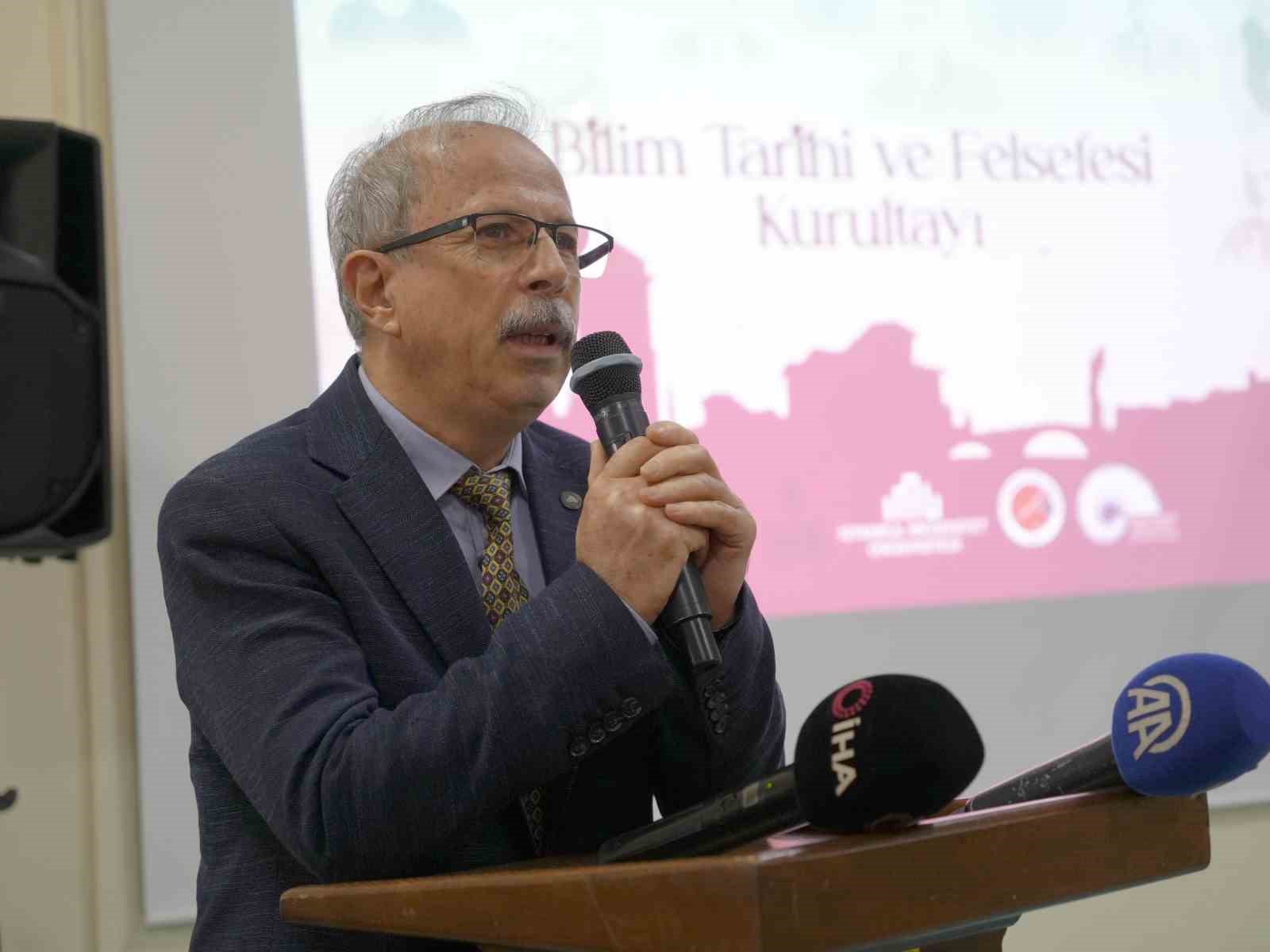 İSTANBUL MEDENİYET ÜNİVERSİTESİ REKTÖRÜ PROF. DR. GÜLFETTİN ÇELİK, “KASTAMONU GİBİ TARİH BOYUNCA İLİM VE KÜLTÜR HAYATINDA YER EDİNMİŞ BİR ŞEHİRDE BU KONULARIN ELE ALINMASI ANLAMLIDIR” DEDİ.