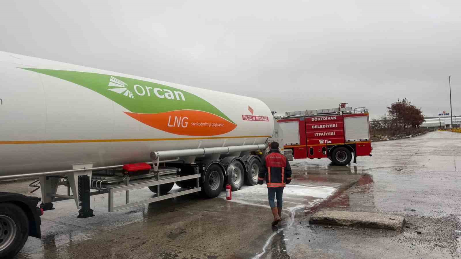 BOLU’DA TEM OTOYOLU’NUN DÖRTDİVAN GEÇİŞİNDE LPG YÜKLÜ TIRIN LASTİKLERİNDE ÇIKAN YANGIN, JANDARMA EKİPLERİNİN MÜDAHALESİYLE BÜYÜMEDEN KONTROL ALTINA ALINDI. OLAYDA OLASI BİR FACİANIN ÖNÜNE GEÇİLDİ.