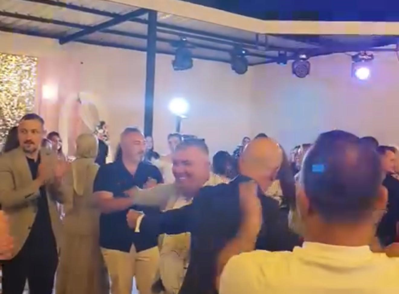 DÖNMEZ'DEN GERİYE İSE DÜĞÜNÜNDE YAKINLARIYLA BİRLİKTE ÇEKİLEN GÖRÜNTÜLER KALDI.