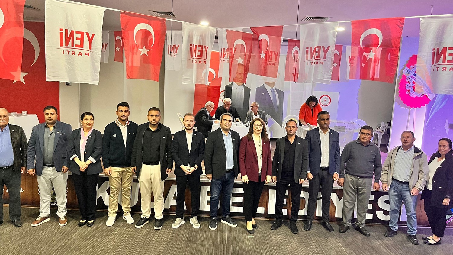 YENİ PARTİ KULA İLÇE TEŞKİLATI’NIN 1. OLAĞAN KONGRESİ, YUNUS EMRE KÜLTÜR MERKEZİ’NDE GERÇEKLEŞTİRİLDİ. TEK LİSTEYLE GİDİLEN KONGREDE MEVCUT İLÇE BAŞKANI ESEN ÇINAR, DELEGELERİN KULLANDIĞI OYLARIN TAMAMINI ALARAK YENİDEN İLÇE BAŞKANLIĞINA SEÇİLDİ.