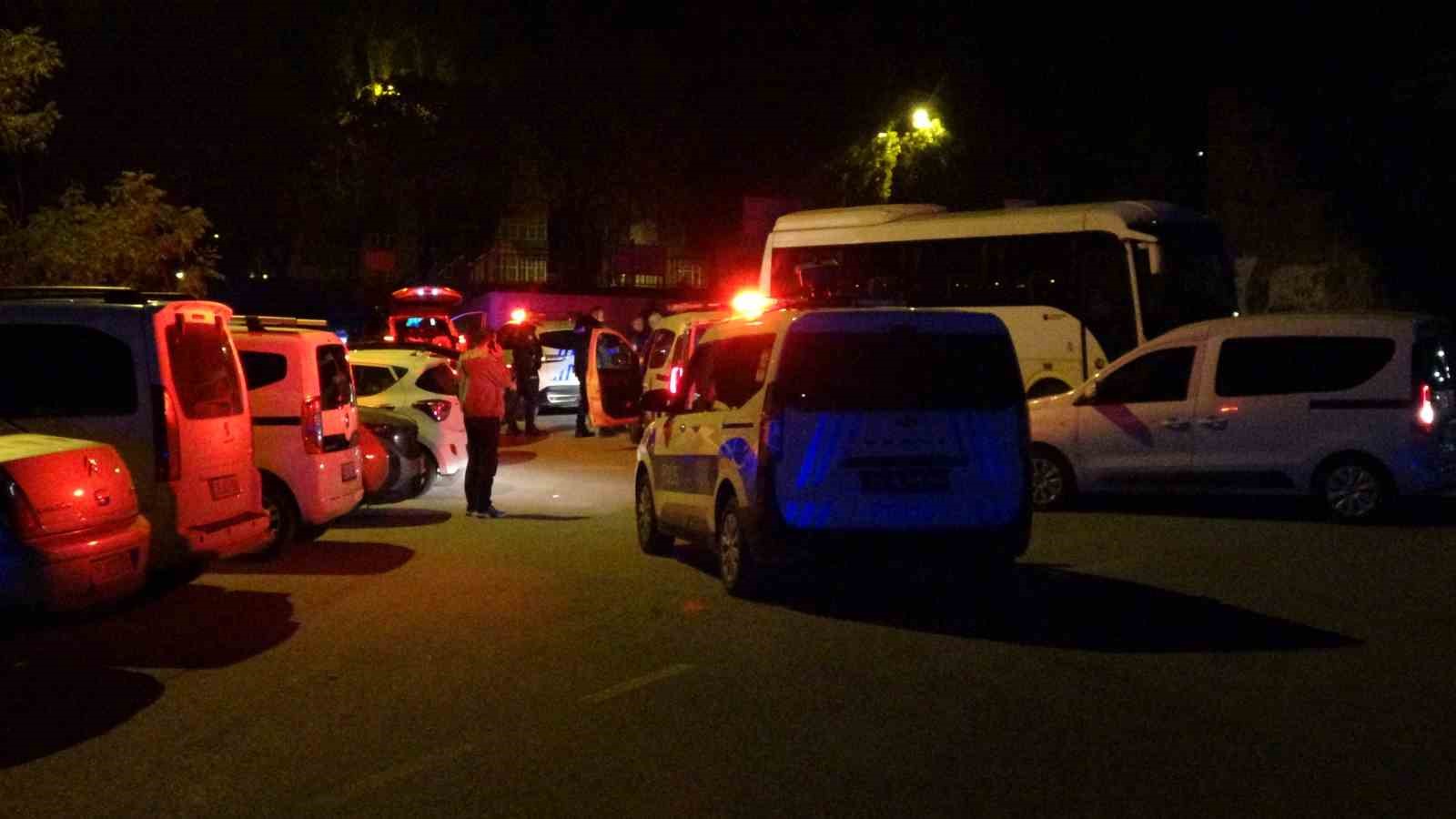 ERZURUM'DA TERMİNAL CADDESİ'NDE RUTİN TRAFİK UYGULAMASI YAPAN EKİPLERİN DURDURMAK İSTEDİĞİ SÜRÜCÜ, POLİSİN İHTARINA UYMAYARAK KAÇTI. KAÇARKEN MOTOSİKLETLİYE ÇARPIP YARALANMASINA NEDEN OLAN SÜRÜCÜ, POLİS EKİPLERİNİN TAKİBİ SONUCU YAKALANDI. 0,83 PROMİL ALKOLLÜ OLDUĞU BELİRLENEN SÜRÜCÜYE 265 BİN LİRA CEZA KESİLDİ.
