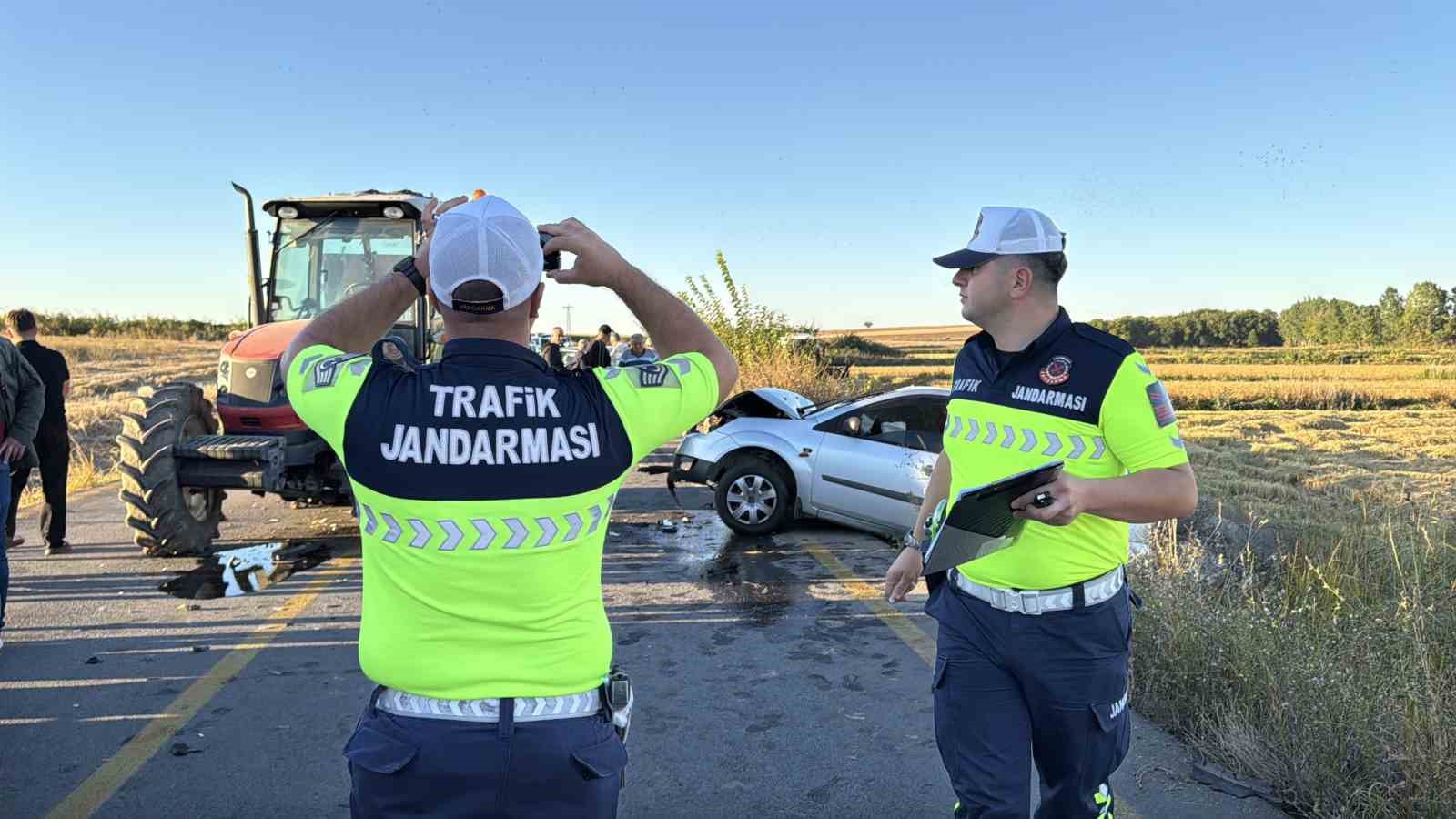 EDİRNE'DE TRAKTÖR İLE OTOMOBİL ÇARPIŞTI: 1 YARALI