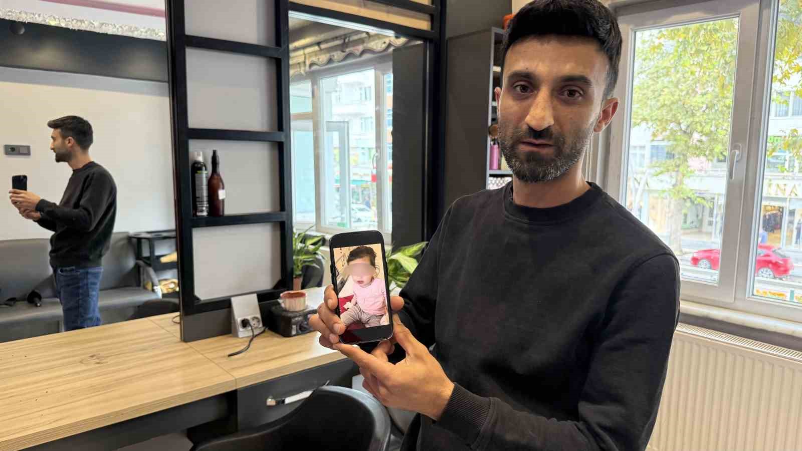 BABA MELİH HANLI İSE OLAY SIRASINDA İŞTE OLDUĞUNU BELİRTEREK, "ÇOCUĞUM OTURMA ODASINDA YANLARINDA DOLAŞIRKEN FARK ETMEMİŞLER, BUNU KOPARIP AĞZINA ALMIŞ. AĞLAYARAK ANNEMİN YANINA GİDİNCE BU ÇİÇEĞİ KOPARDIĞINI FARK ETMİŞLER. O ARADA DA ÇOCUĞUN DUDAK KISIMLARI ŞİŞMİŞ." DEDİ.