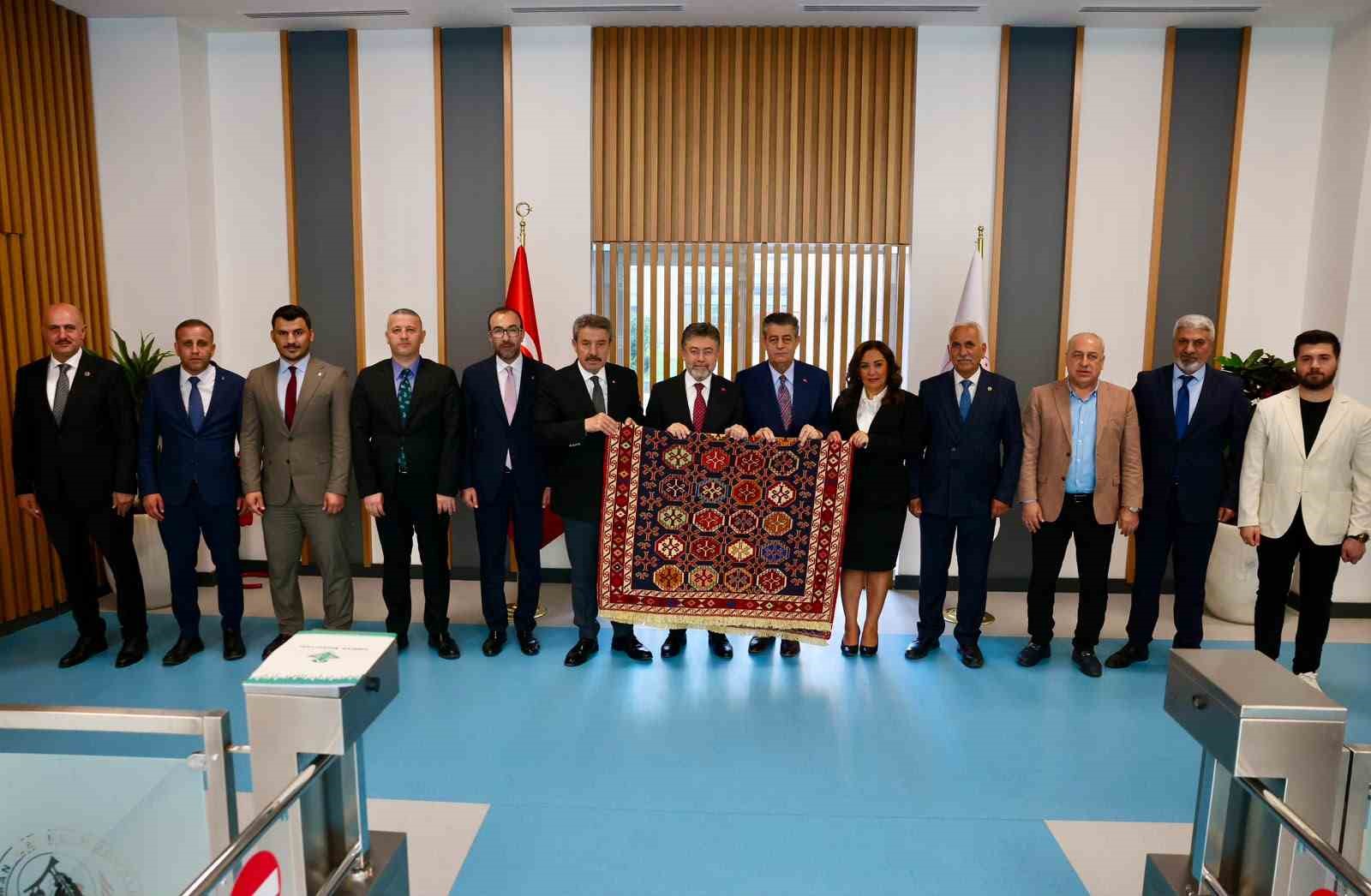 AK PARTİ ŞIRNAK MİLLETVEKİLİ ARSLAN TATAR, TARIM VE ORMAN BAKANI İBRAHİM YUMAKLI’YI ZİYARET EDEREK ŞIRNAK’IN TARIM VE HAYVANCILIK KAPASİTESİNİ ARTIRACAK, ÜRETİCİLERE YENİ İMKÂNLAR SAĞLAYACAK VE YERLEŞİM YERLERİNİN ALTYAPI İLE TAŞKIN GÜVENLİĞİNİ GÜÇLENDİRECEK YATIRIMLARI GÖRÜŞTÜ.