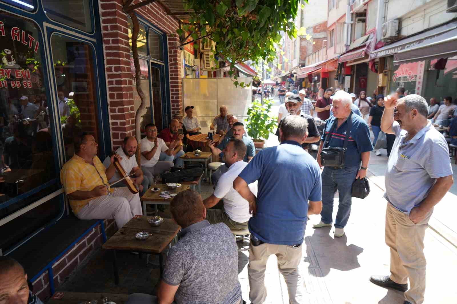 SAMSUN’DA ÇAY OCAĞINDA KEMENÇE ÇALAN ÇALGICI, MÜŞTERİLERİN VE ÇEVREDEN GEÇENLERİN İLGİ ODAĞI OLDU. AHALİ, NEŞELİ TÜRKÜLERE OYNAYARAK EŞLİK EDERKEN BİR YANDAN DA CEP TELEFONLARI İLE KAYIT YAPTI.