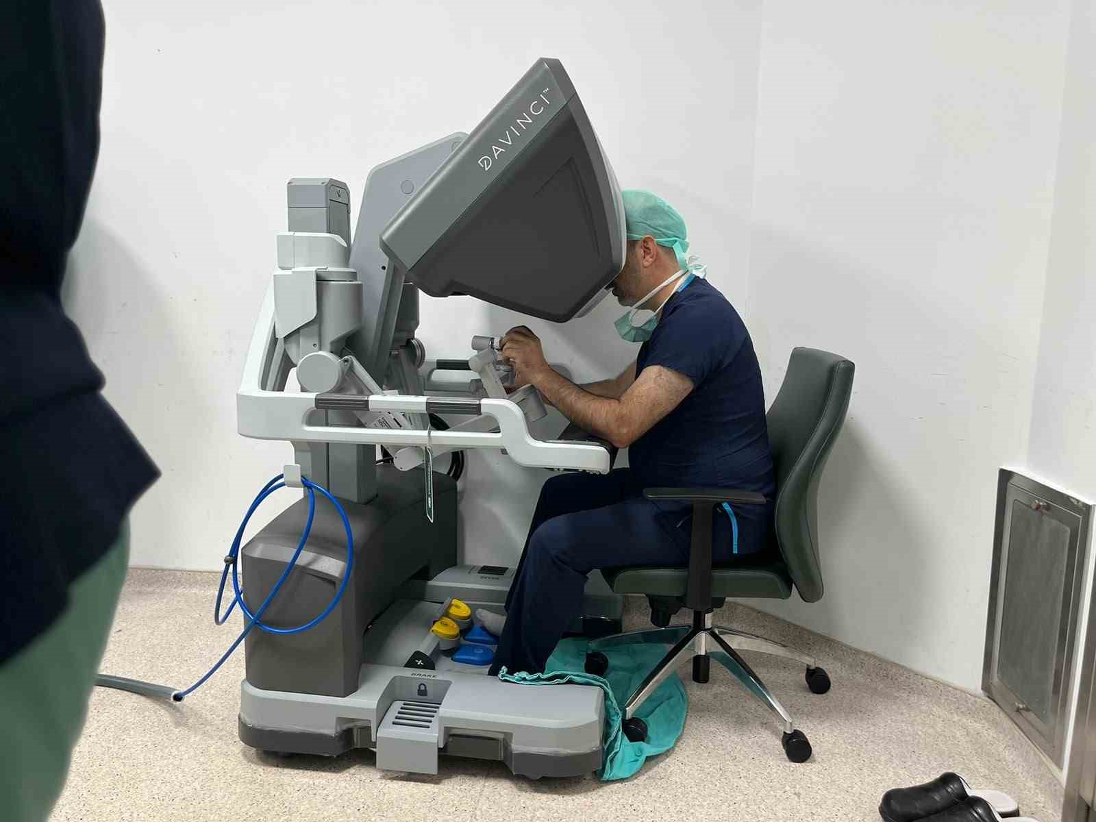 SAMSUN ONDOKUZ MAYIS ÜNİVERSİTESİ (OMÜ) SAĞLIK UYGULAMA VE ARAŞTIRMA MERKEZİ BÜNYESİNE KAZANDIRILAN DA ROBOTİK CERRAHİ SİSTEMİ İLE KARADENİZ BÖLGESİ’NDE İLERİ TEKNOLOJİ CERRAHİ HİZMETLERİNDE YENİ BİR DÖNEM BAŞLATILMASI HEDEFLENİYOR.