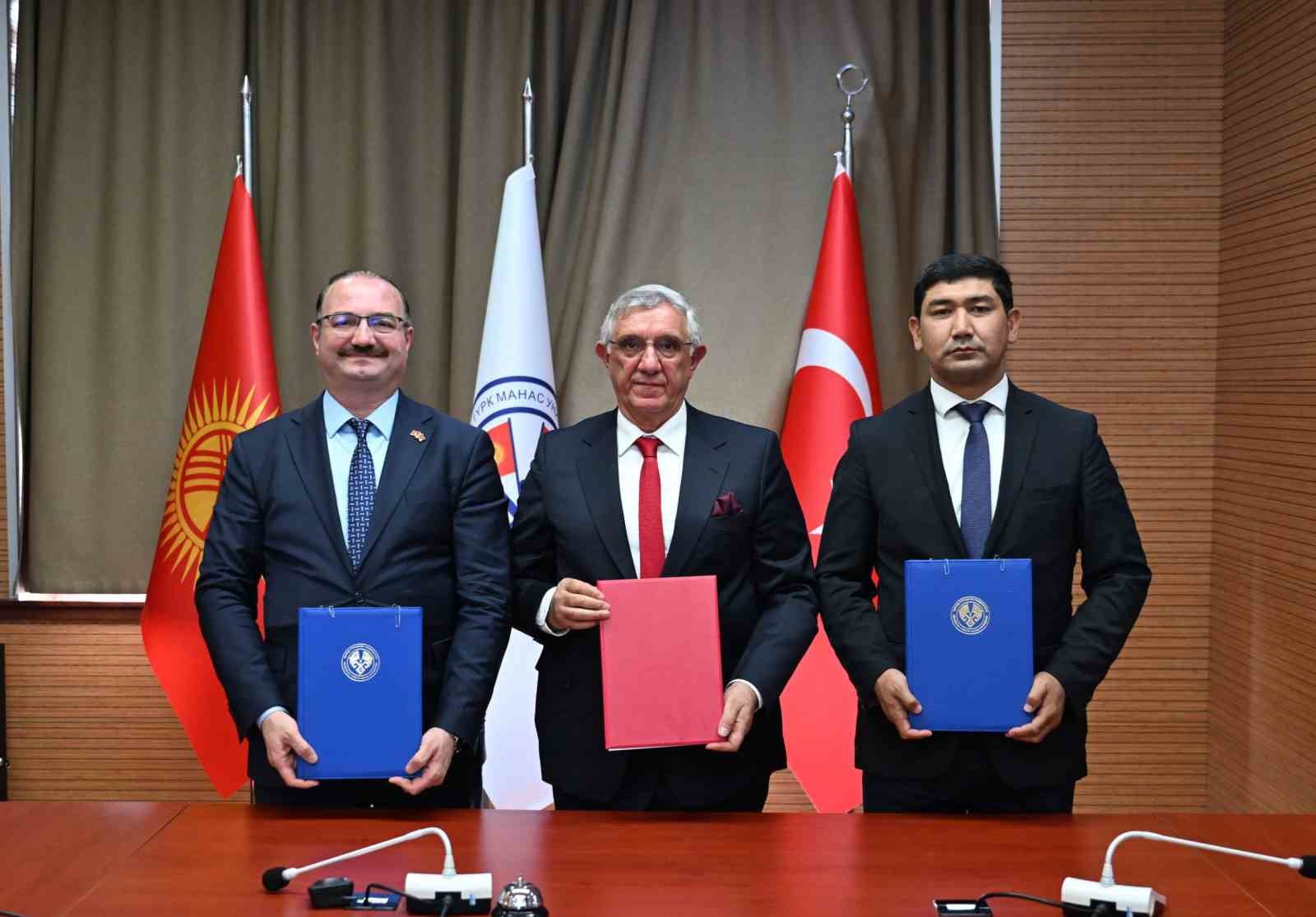 ATATÜRK ÜNİVERSİTESİ REKTÖRÜ PROF. DR. AHMET HACIMÜFTÜOĞLU (SOLDA) İLE KIRGIZİSTAN-TÜRKİYE MANAS ÜNİVERSİTESİ REKTÖRÜ PROF. DR. ALPASLAN CEYLAN (ORTADA) ARASINDA İŞ BİRLİĞİ PROTOKOLÜ İMZALANDI.
