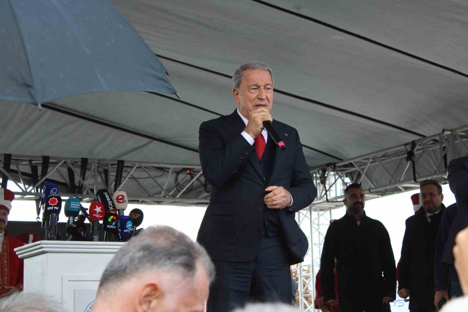 TBMM MİLLİ SAVUNMA KOMİSYONU BAŞKANI VE AK PARTİ KAYSERİ MİLLETVEKİLİ HULUSİ AKAR DA FESTİVALİN AÇILIŞ PROGRAMINDA YAPTIĞI KONUŞMADA TARİHTEN İLHAM ALARAK TARİH YAZACAKLARINI BELİRTTİ.