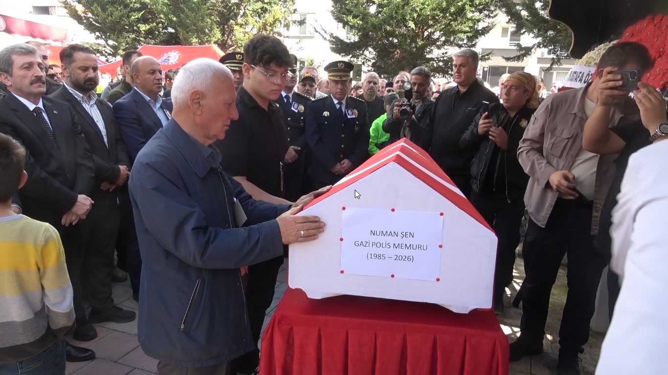 SİNOP’TA TEKNENİN ALABORA OLMASI SONUCU HAYATINI KAYBEDEN GAZİ VE VAZİFE MALULÜ POLİS MEMURU NUMAN ŞEN (41), MEMLEKETİ SİNOP’TA GÖZYAŞLARI ARASINDA SON YOLCULUĞUNA UĞURLANDI-BABASI VE OĞLU