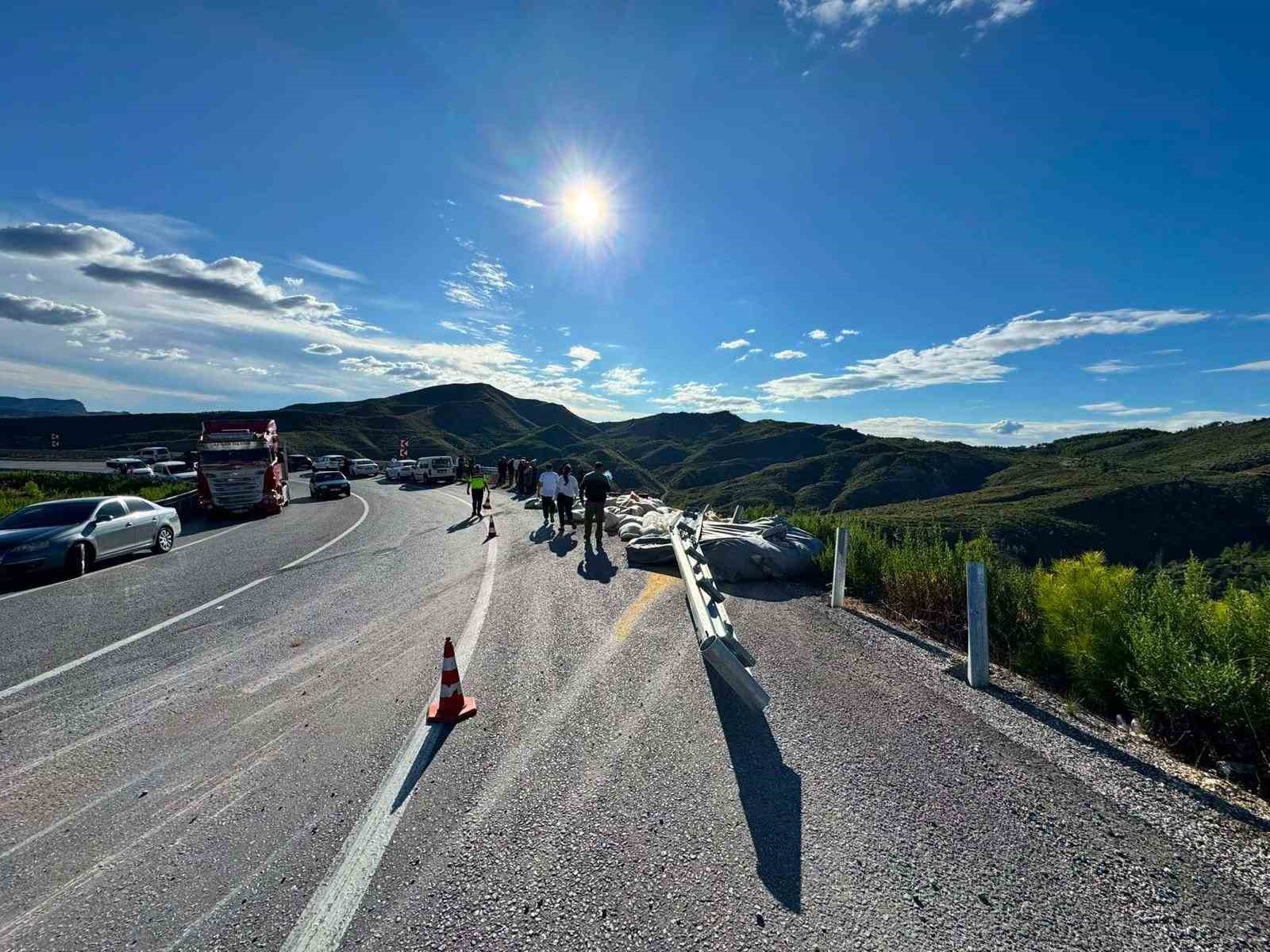 ANTALYA'NIN MANAVGAT İLÇESİNDE YEM YÜKLÜ TIRIN ŞARAMPOLE DEVRİLMESİ SONUCU MEYDANA GELEN KAZADA TIR SÜRÜCÜSÜ YAŞAMINI YİTİRDİ.