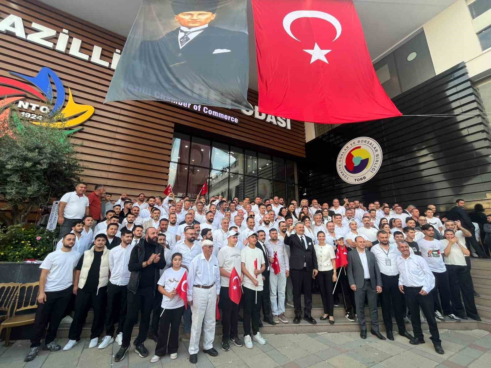 NAZİLLİ TİCARET ODASI’NDA BAŞKANLIK SEÇİMİ TAMAMLANIRKEN, OYLAMADAN GALİP AYRILAN ÖZEN AKGÜN ODANIN YENİ BAŞKANI OLDU.