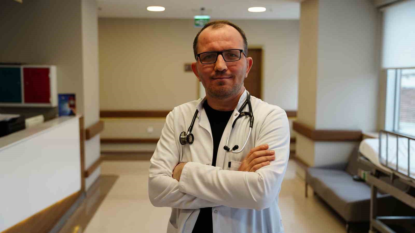 MEDİCAL PARK İÇ HASTALIKLARI UZMANI DR. İBRAHİM TAŞTAN, EV VE OFİSLERDE SÜS BİTKİSİ OLARAK KULLANILAN DİFENBAHYANIN ÖZ SUYUNDAKİ KALSİYUM OKSALAT KRİSTALLERİNİN TEMAS ETTİĞİ BÖLGEDE TAHRİŞE NEDEN OLABİLDİĞİNİ SÖYLEDİ.