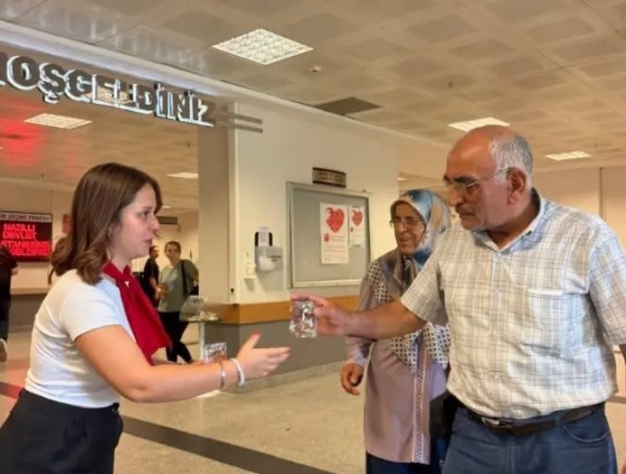 NAZİLLİ DEVLET HASTANESİ’NDE AŞIRI SICAKLARIN SAĞLIK ÜZERİNDEKİ OLUMSUZ ETKİLERİNE DİKKAT ÇEKMEK VE VATANDAŞLARI SICAK HAVALARA KARŞI ALINMASI GEREKEN ÖNLEMLER KONUSUNDA BİLİNÇLENDİRMEK AMACIYLA BİLGİLENDİRME STANDI AÇILDI.