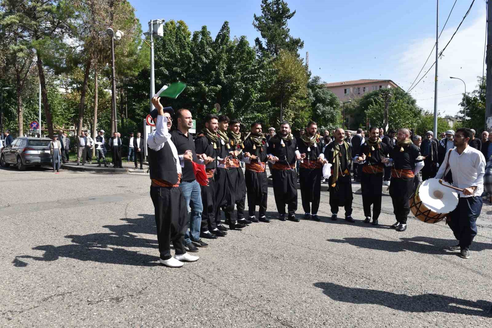 SAYGI DURUŞU VE İSTİKLAL MARŞI'NIN OKUNMASIYLA BAŞLAYAN FESTİVAL AÇILIŞ TÖRENİ HALK OYUNLARI GÖSTERİSİYLE DEVAM ETTİ.