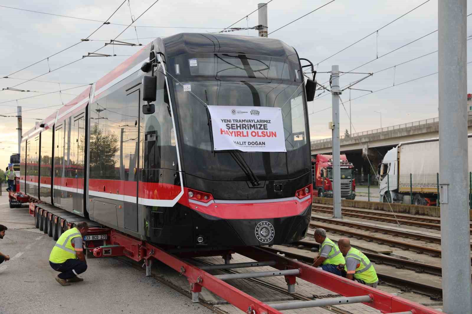 SAMSUN BÜYÜKŞEHİR BELEDİYESİ (SBB) TARAFINDAN ŞEHRE KAZANDIRILAN 12 YENİ TRAMVAYIN İKİNCİSİ DE KENTE ULAŞTI. İLK TRAMVAYIN TEST AŞAMASINDA SONA YAKLAŞILIRKEN KENTE GELEN İKİNCİ TRAMVAYIN DA MONTAJ VE TEST SÜRECİ BAŞLADI.