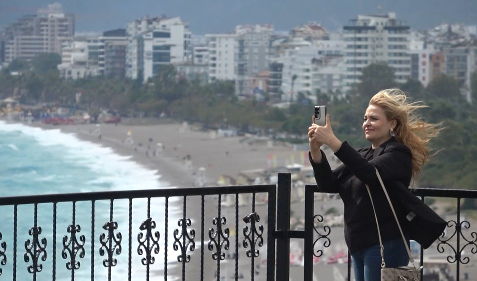 METEOROLOJİ GENEL MÜDÜRLÜĞÜNÜN UYARIDA BULUNDUĞU ANTALYA'DA ÖĞLE SAATLERİNDE ANİDEN BAŞLAYAN FIRTINA, DEV DALGALAR OLUŞTURDUĞU DÜNYACA ÜNLÜ SAHİLİ BEYAZA BÜRÜDÜ.