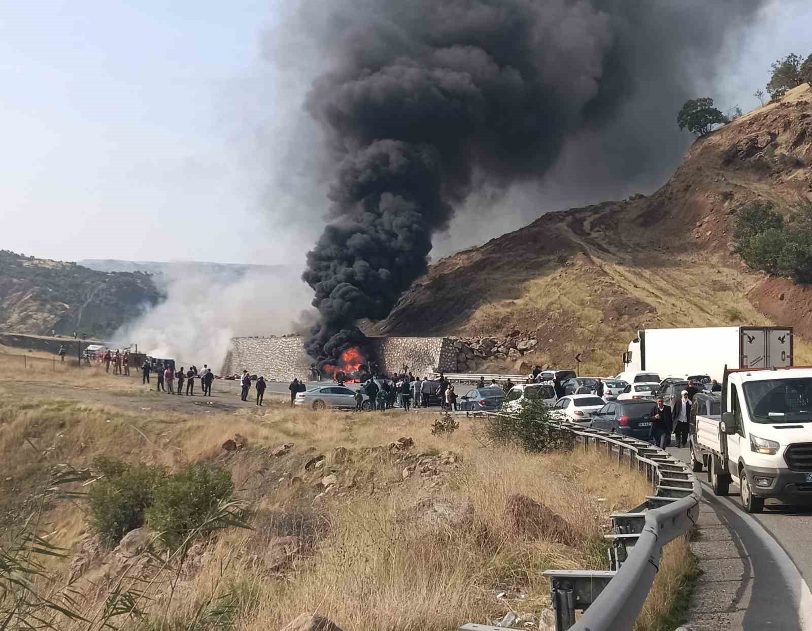 BİTLİS-DİYARBAKIR KARA YOLUNUN BAYKAN ÇIKIŞINDA MEYDANA GELEN TRAFİK KAZASINDA DUVARA ÇARPAN TIR ALEV ALDI. KISA SÜREDE YANMAYA BAŞLAYAN ARAÇ KULLANILAMAZ HALE GELİRKEN, YARALANAN SÜRÜCÜ HASTANEYE KALDIRILDI.