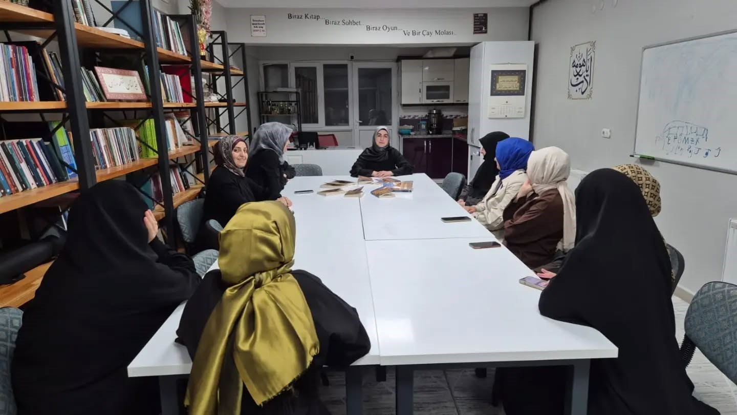 BAYBURT’TA KADINLARIN KATILIMIYLA KİTAP TAHLİLİ YAPILDI