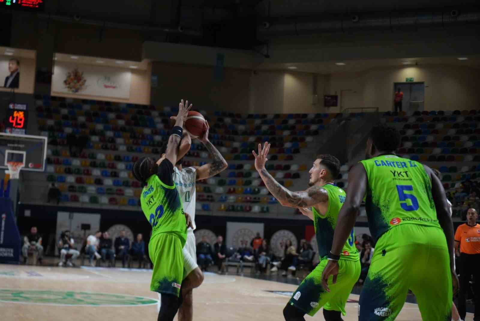 TÜRKİYE SİGORTA BASKETBOL SÜPER LİGİ'NİN 4. HAFTASINDA TOFAŞ, DEPLASMANDA KARŞILAŞTIĞI KÖRFEZ BASKET'İ BRYCE JONES'UN SON SANİYE ÜÇLÜĞÜYLE 71-69 MAĞLUP ETTİ.