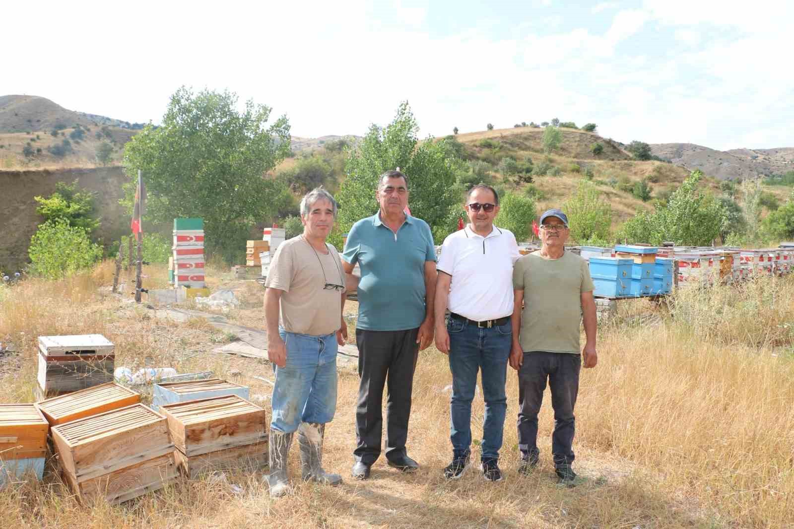 ERZİNCAN İL TARIM VE ORMAN MÜDÜRÜ ALPER KOÇAKER, İLİÇ İLÇESİNE BAĞLI SULARBAŞI KÖYÜNDE 80 KOVANLA ARICILIK YAPAN ALİ İHSAN ÇAKAR’I ZİYARET ETTİ