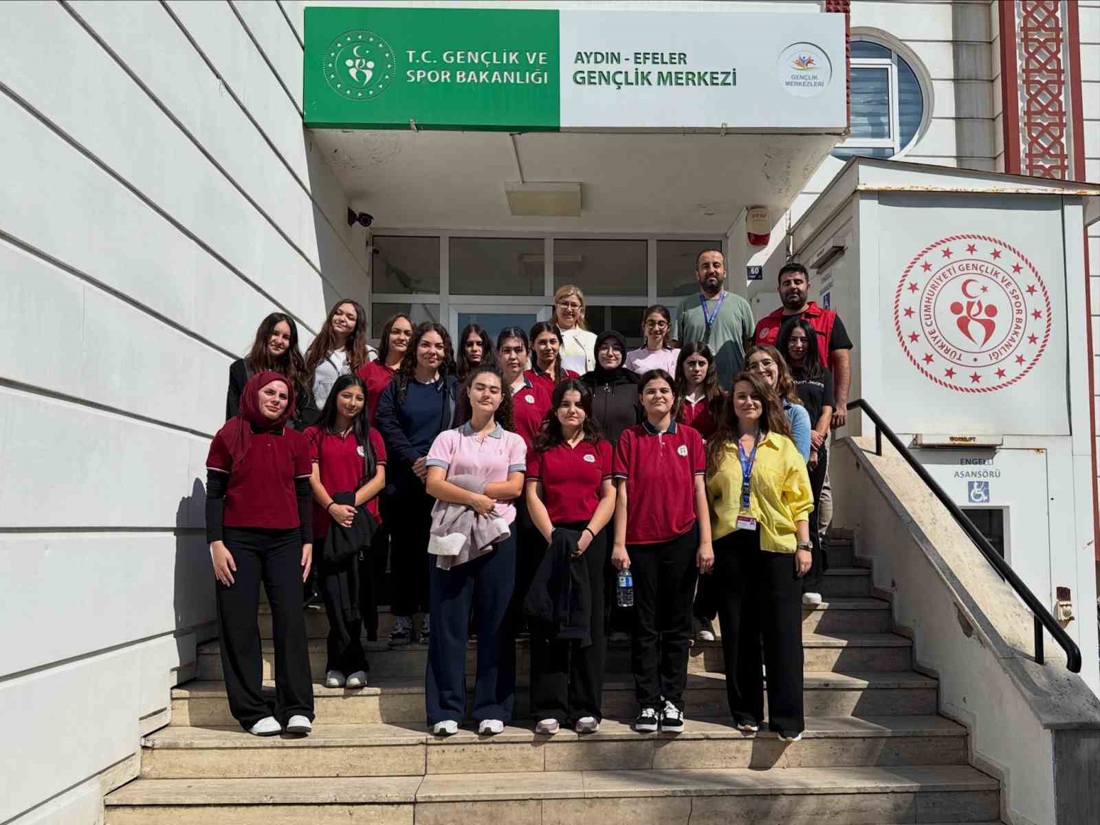 SPORTİF, SANATSAL VE KÜLTÜREL FAALİYETLER GİBİ GENİŞ YELPAZESİ İLE AYDINLI GENÇLERİN YENİ CAZİBE MERKEZLERİNDEN BİRİ HALİNE GELEN AYDIN GEÇLİK MERKEZİ'Nİ ZİYARET EDEN LİSELİ GENÇLER, HEM YENİ BİLGİLER EDİNDİ HEM DE EĞİTSEL OYUNLARLA KEYİFLİ VAKİT GEÇİRDİ.