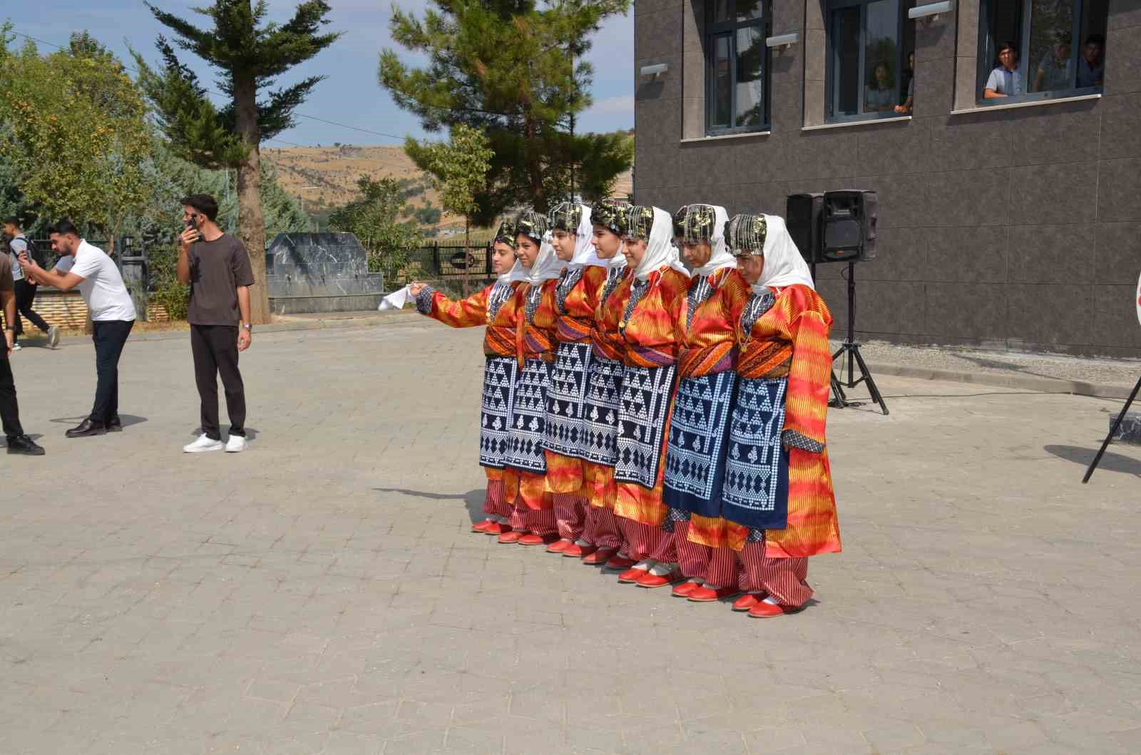 ADIYAMAN'IN BESNİ İLÇESİNDE BU YIL 28'İNCİSİ DÜZENLENEN BESNİ EĞİTİM BAYRAMI, YÜZLERCE KİŞİNİN KATILDIĞI YÜRÜYÜŞ VE AÇILIŞ TÖRENİYLE BAŞLADI.