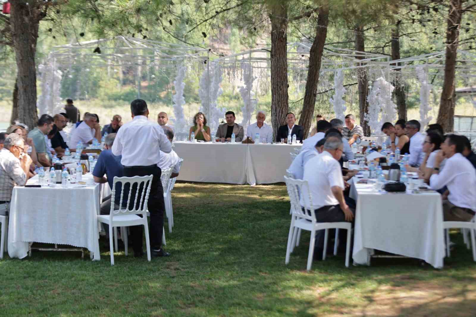 MUĞLA BÜYÜKŞEHİR BELEDİYESİ, İLÇE VE MAHALLELERİN İHTİYAÇLARININ DOĞRUDAN SAHADAN BELİRLENMESİ AMACIYLA GERÇEKLEŞTİRDİĞİ KOORDİNASYON TOPLANTILARINI ULA İLÇESİNDE GERÇEKLEŞTİRDİ.