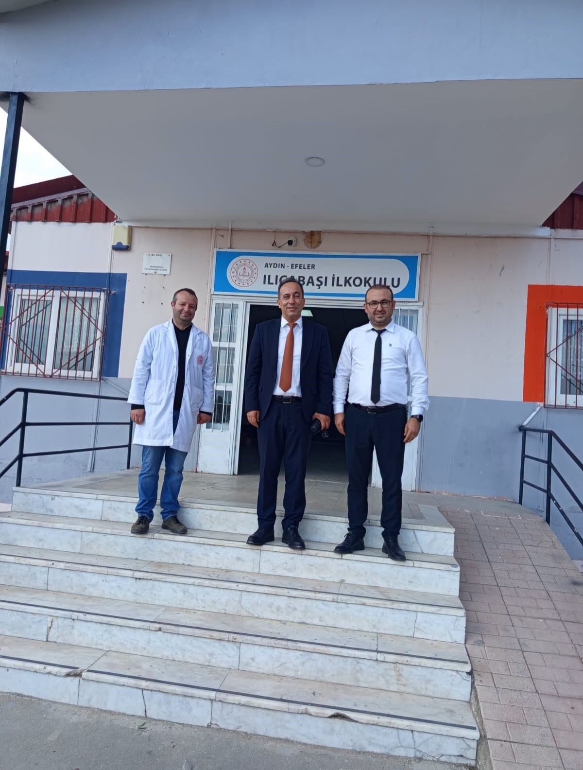 AYDIN'IN EFELER İLÇESİNDE İLÇE MİLLİ EĞİTİM MÜDÜRÜ ALİ ÇOMRUK, ILICABAŞI İLKOKULU'NU ZİYARET EDEREK ÖĞRENCİLERLE BİR ARAYA GELDİ. SINIF ZİYARETLERİ SIRASINDA 'MAARİFİN KALBİNDE OYUN' ETKİNLİĞİNE KATILAN ÇOMRUK, ÖĞRENCİLERLE BİRLİKTE OYUN OYNAYARAK ONLARIN NEŞESİNE ORTAK OLDU.