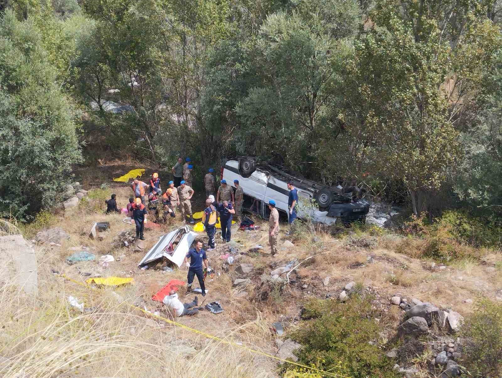 SİVAS'IN SUŞEHRİ İLÇESİNDE MEYDANA GELEN TRAFİK KAZASINDA YOLCU MİNİBÜSÜ ŞARAMPOLE UÇTU, İLK BELİRLEMELERE GÖRE 4 YOLCU ÖLDÜ, 4'Ü AĞIR 10 KİŞİ YARALANDI.