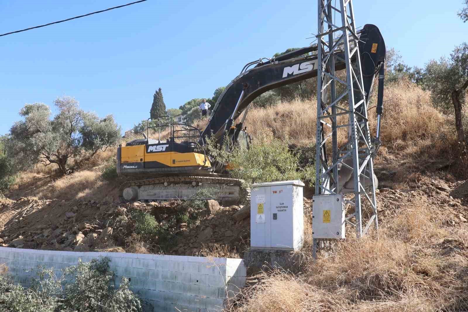 AYDIN'IN KOÇARLI İLÇESİ ŞENKÖY MAHALLESİ'NDE YAPILACAK OLAN DÜĞÜN SALONU İÇİN BÖLGEYE GİDEN BELEDİYE BAŞKANI ÖZGÜR ARICI, DAVUL ZURNAYLA KARŞILANIRKEN, ÇALIŞMALAR BAŞLADI.