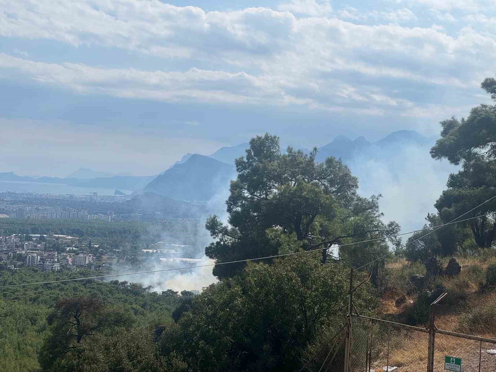 ANTALYA'NIN KEPEZ İLÇESİNDE ÇIKAN ORMAN YANGINI, HAVADAN VE KARADAN MÜDAHALEYLE KONTROL ALTINA ALINDI. EKİPLERİN BÖLGEDE SOĞUTMA ÇALIŞMASI SÜRÜYOR.