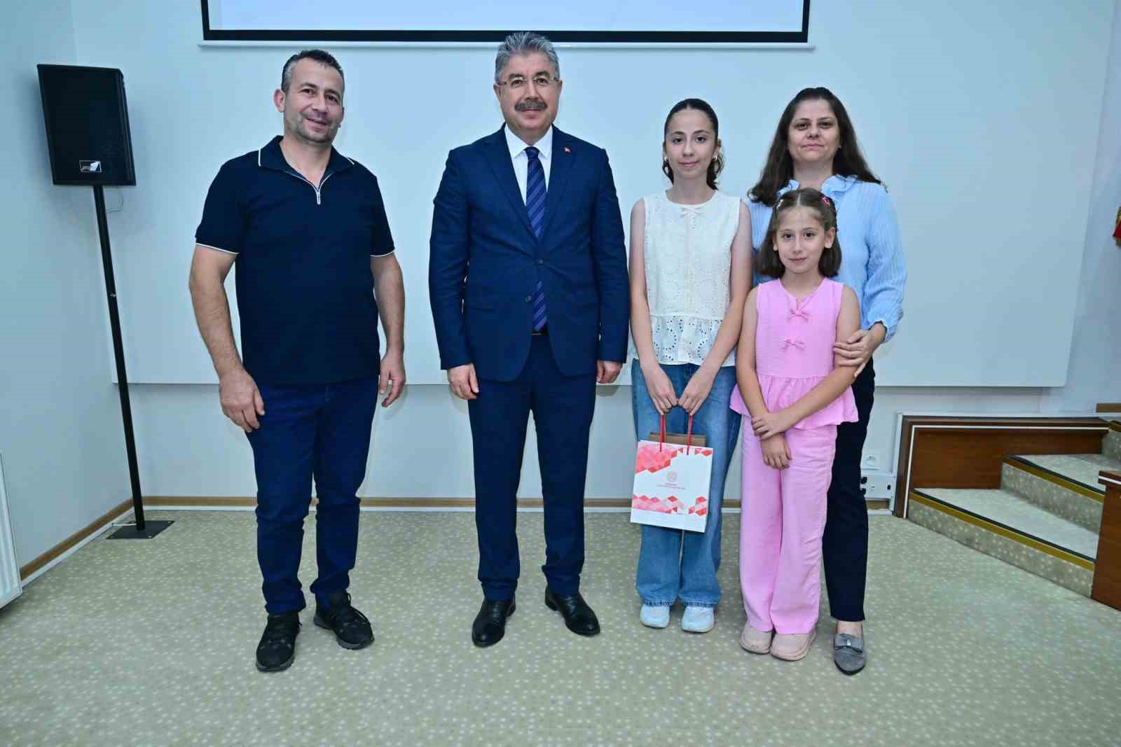 ESKİŞEHİR VALİSİ DR. ERDİNÇ YILMAZ, YÜKSEKÖĞRETİM KURUMLARI SINAVI'NDA (YKS) DERECEYE GİREN VE LİSELERE GEÇİŞ SİSTEMİ (LGS) SINAVINDA TAM PUAN ALAN ÖĞRENCİLER İLE AİLELERİNİ YUNUS EMRE TOPLANTI SALONU’NDA KABUL ETTİ.