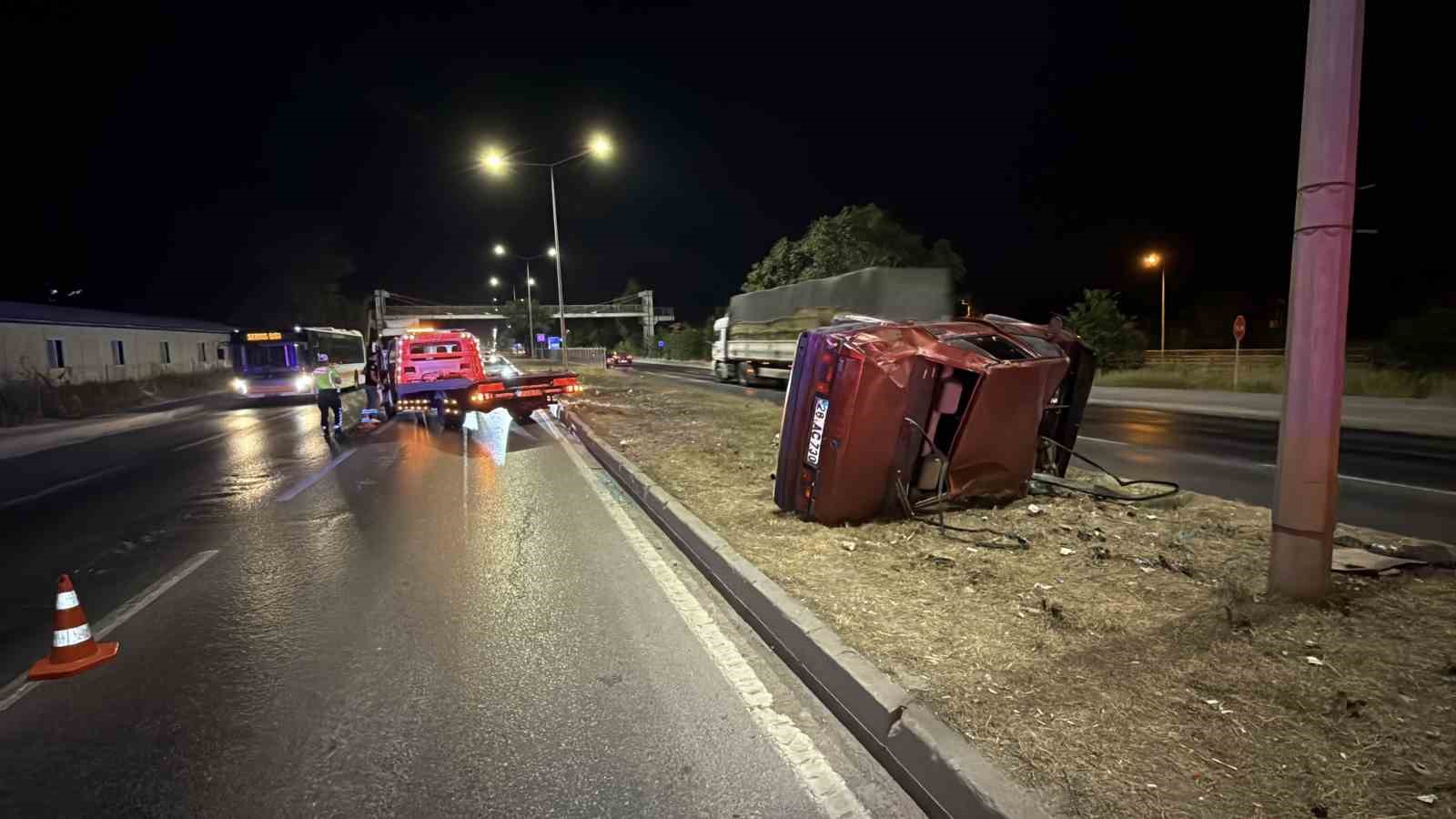 ESKİŞEHİR'DE SÜRÜCÜSÜNÜN DİREKSİYON HAKİMİYETİNİ KAYBETMESİ SONUCU TAKLA ATARAK ORTA REFÜJDE YAN YATAN TOFAŞ MARKA OTOMOBİLDEKİ 1 KİŞİ YARALANDI.