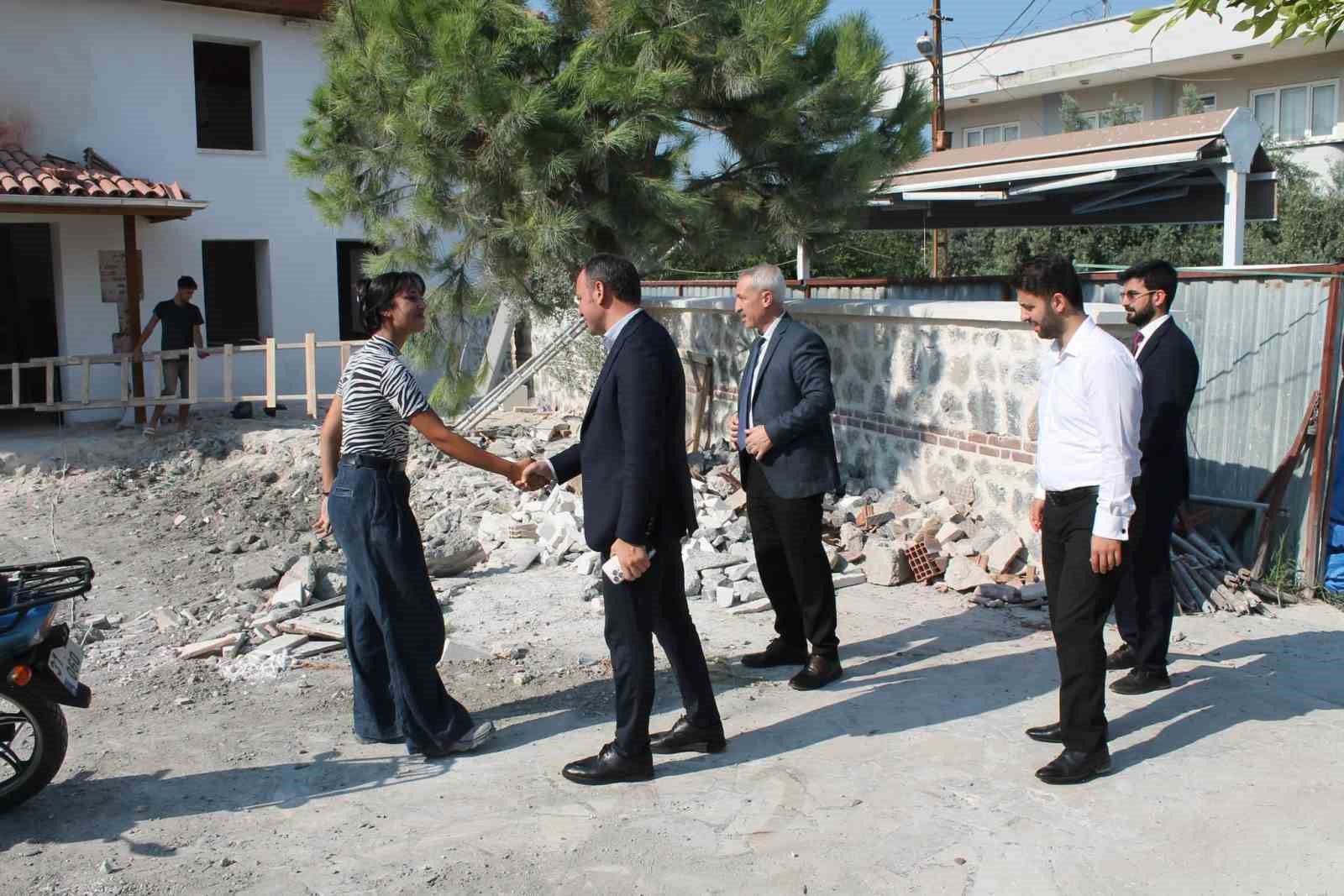 ERZİN KAYMAKAMI YUNUS EMRE AKPINAR, RESTORASYON ÇALIŞMALARI DEVAM EDEN MUSTAFALI CAMİİ’Nİ ZİYARET EDEREK İNCELEMELERDE BULUNDU.