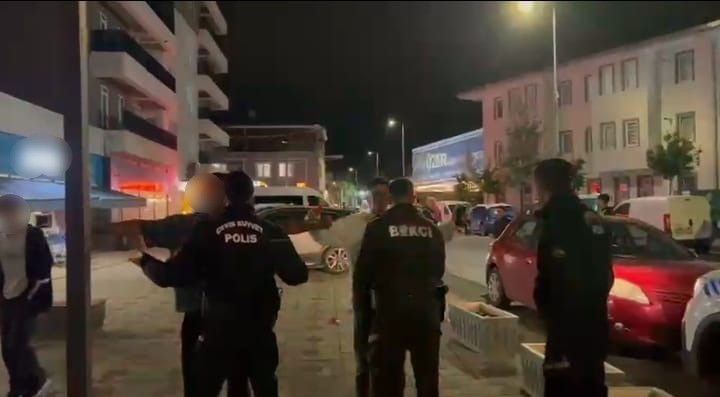 BURSA EMNİYET MÜDÜRLÜĞÜ EKİPLERİNCE YILDIRIM İLÇESİNDE GERÇEKLEŞTİRİLEN KAPSAMLI ASAYİŞ UYGULAMASINDA 539 KİŞİNİN SORGUSU YAPILIRKEN, ÇEŞİTLİ NOKTALARDA DENETLENEN 189 ARAÇTA HERHANGİ BİR SUÇ UNSURUNA RASTLANMADI. UYGULAMALARDA 2 YOKLAMA KAÇAĞI YAKALANIRKEN, 2 İŞ YERİNDE İSE İDARİ EKSİKLİK TESPİT EDİLDİ.