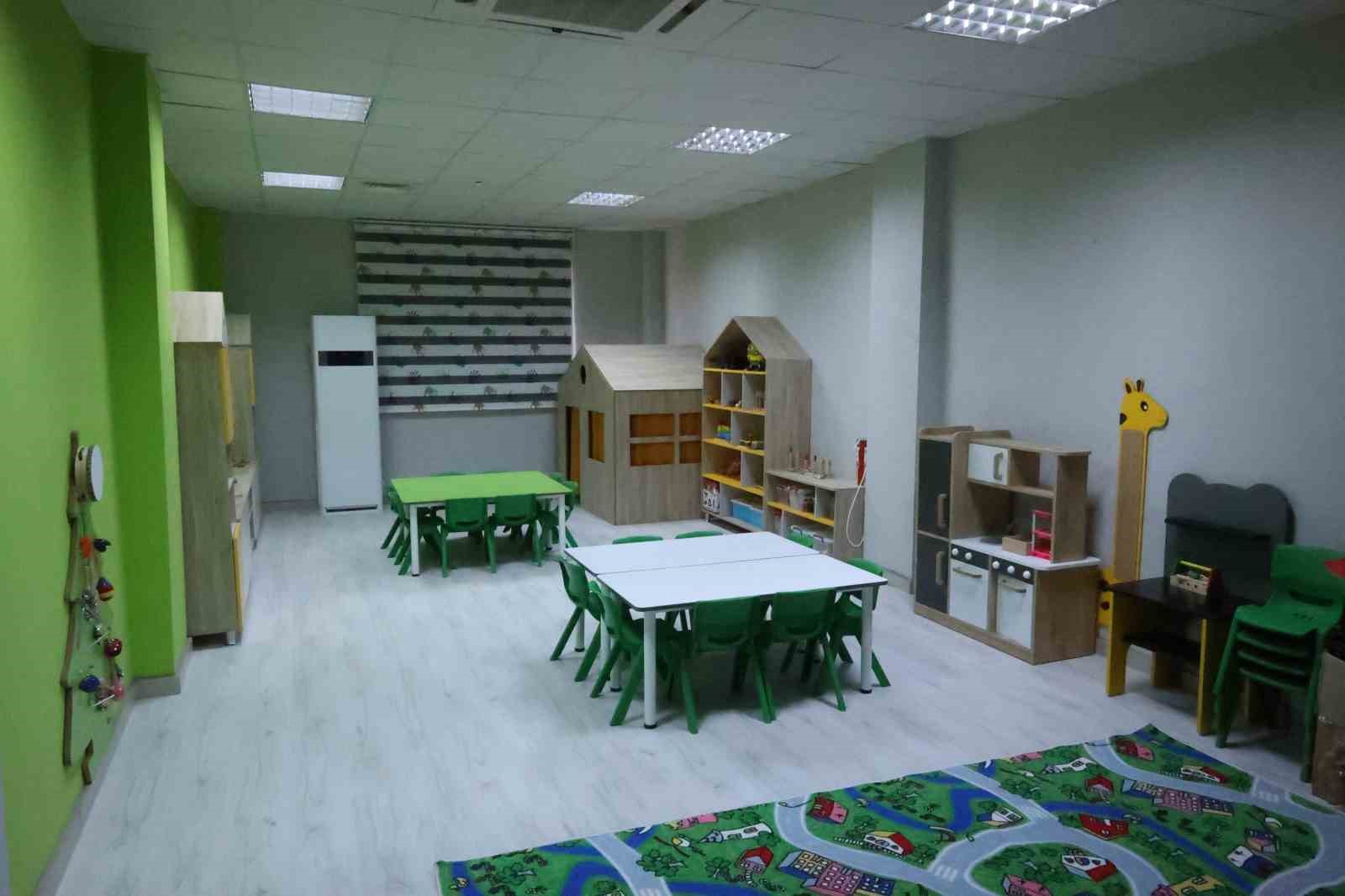 ANTALYA BÜYÜKŞEHİR BELEDİYESİ, SOSYAL BELEDİYECİLİK ÇALIŞMALARI KAPSAMINDA ANTALYA VE İLÇELERİNDE KREŞ VE GÜNDÜZ BAKIMEVLERİNİN SAYISINI ARTTIRMAYA DEVAM EDİYOR. ELMALI İLÇE HİZMET BİNASI YERLEŞKESİNDE HİZMETE AÇILAN 3 SINIFLI 60 ÖĞRENCİ KAPASİTELİ KREŞ, YENİ DÖNEMDE TAM KAPASİTE HİZMET VERMEYE HAZIRLANIYOR.