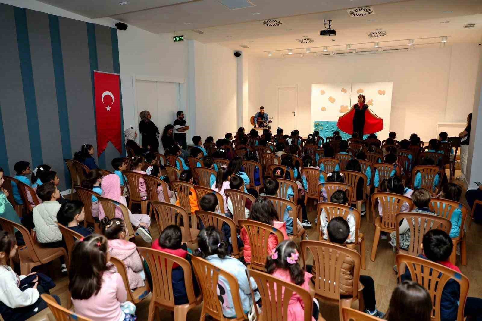MERKEZEFENDİ KENT TİYATROSU, ÇOCUKLARA YÖNELİK OYUNLARINI SAHNELEMEYE DEVAM EDİYOR. KENT TİYATROSU'NUN ‘RONİ'NİN ZAMANI' ADLI KUKLA GÖSTERİSİ, YÜZÜNCÜ YIL GENÇLİK VE YAŞAM MERKEZİ'NDE ÇOCUKLARLA BULUŞTU.