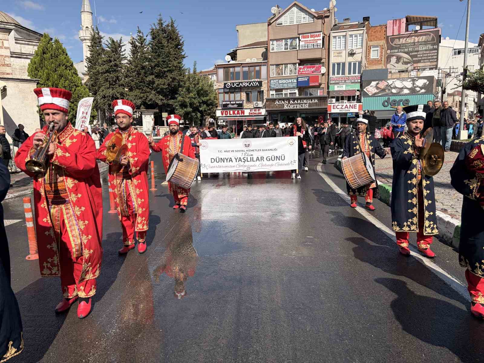 KIRKLARELİ’NDE 1 EKİM DÜNYA YAŞLILAR GÜNÜ KAPSAMINDA,  SAĞLIKLI VE AKTİF YAŞLANMAYA YÖNELİK FARKINDALIĞI ARTIRMAK AMACIYLA KORTEJ YÜRÜYÜŞÜ DÜZENLENDİ.