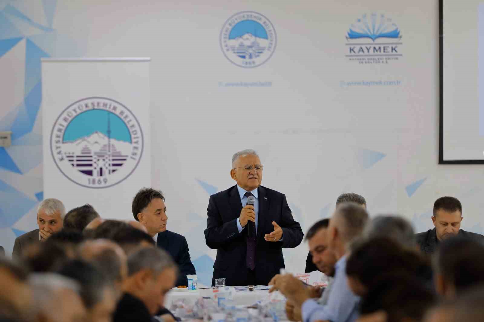 KAYSERİ BÜYÜKŞEHİR BELEDİYE BAŞKANI DR. MEMDUH BÜYÜKKILIÇ, DEVELİ İLÇESİNDE GERÇEKLEŞTİRDİĞİ PROGRAM KAPSAMINDA DEVELİ MUHTARLARIYLA BİR ARAYA GELDİ