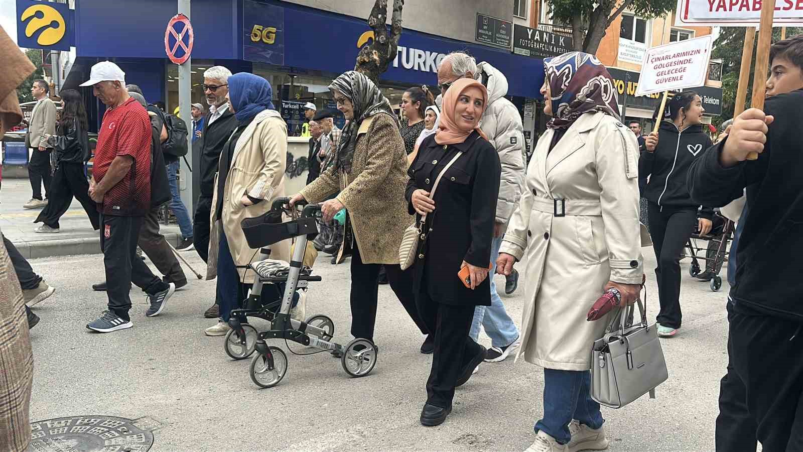 BURDUR'DA 1 EKİM DÜNYA YAŞLILAR GÜNÜ DOLAYISIYLA YAŞLILAR VE GENÇLERİN KATILDIĞI YÜRÜYÜŞ GERÇEKLEŞTİRİLDİ.