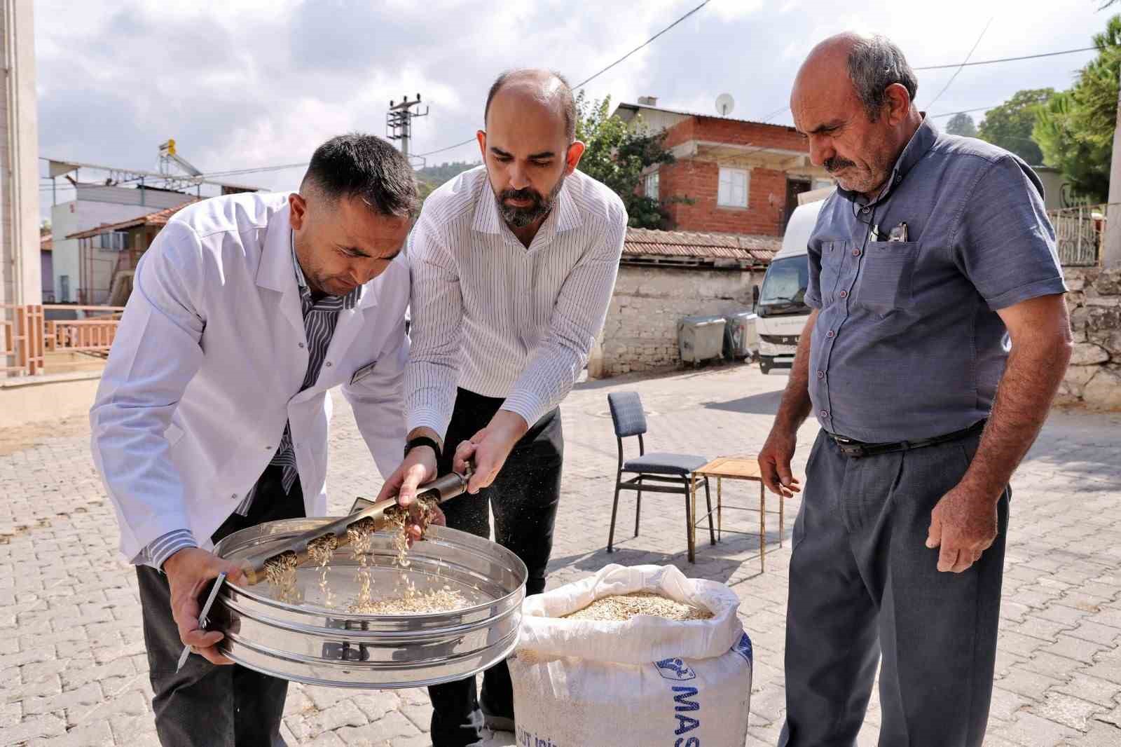 BÜYÜKŞEHİR BELEDİYESİ'NİN TOHUM, HASAT VE MAHSUL ALIM DESTEĞİ VERDİĞİ ÜRETİCİDEN ALDIĞI SİYEZ BUĞDAYINDAN ÜRETTİĞİ EKMEK TÜKETİCİDEN TAM NOT ALDI. ÜRETİCİ, VERDİĞİ DESTEKTEN DOLAYI TÜKETİCİ İSE EKONOMİK VE GÜVENLİ GIDA HİZMETİNDEN DOLAYI BÜYÜKŞEHİR BELEDİYESİ'NE TEŞEKKÜR ETTİ.