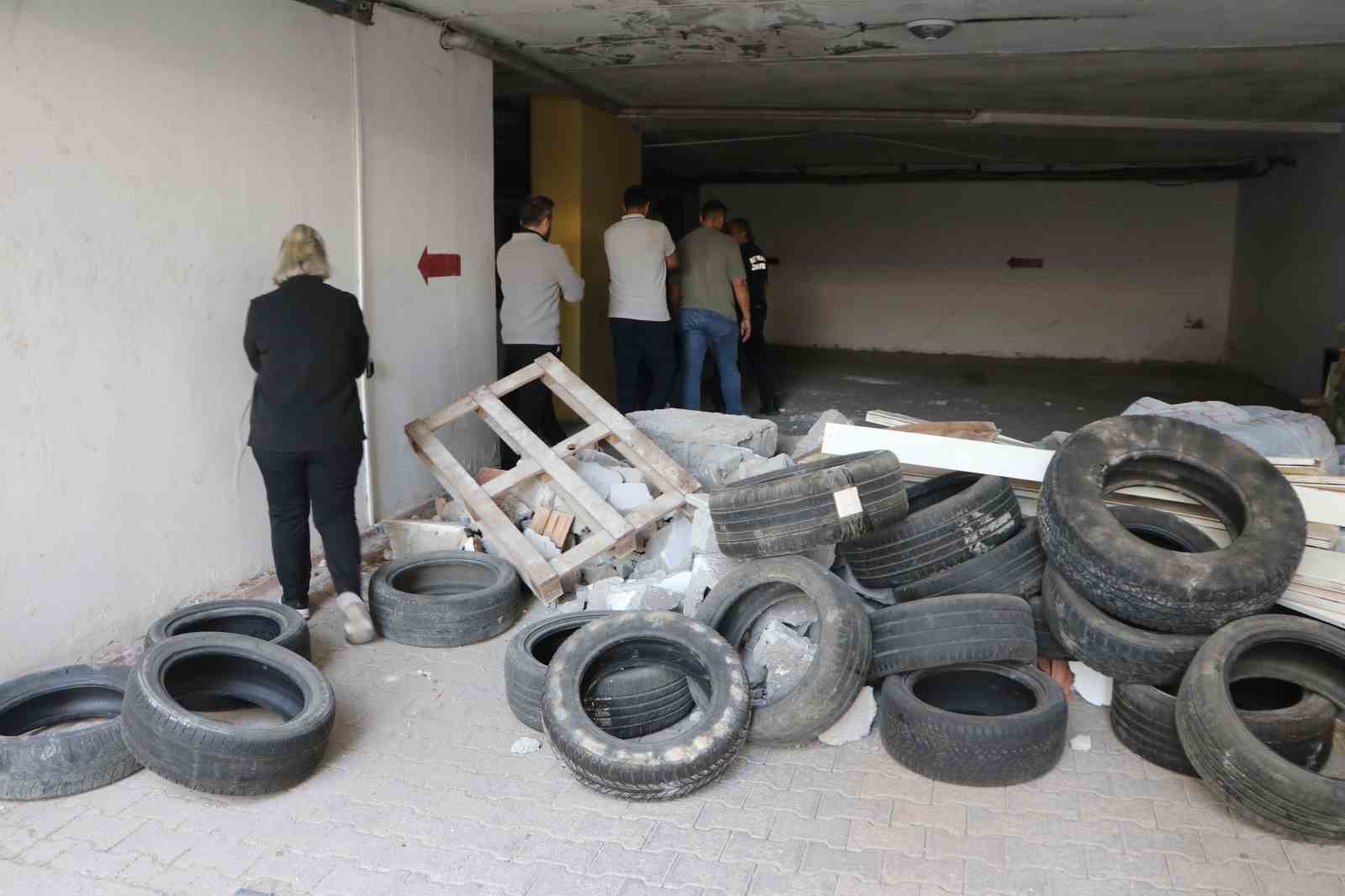 ADANA’DA İKİ İŞ MERKEZİ ARASINDA ORTAK OLDUĞU ÖNE SÜRÜLEN KAPALI OTOPARKIN KULLANIMI NEDENİYLE BAŞLAYAN ANLAŞMAZLIK MAHKEMEYE TAŞINIRKEN, TADİLAT MOLOZLARININ OTOPARK GİRİŞİNDE BİRİKMESİYLE ARAÇLAR İÇERİDE MAHSUR KALDI.