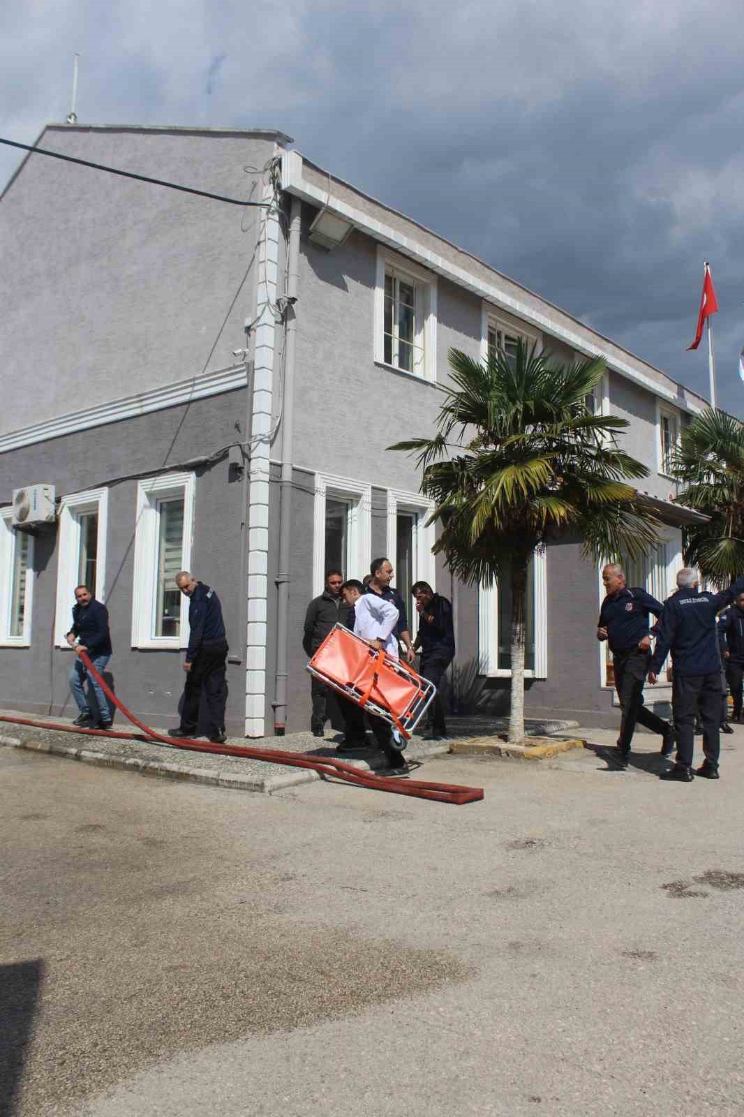 GEMLİK AÇIK CEZA İNFAZ KURUMU, OLASI AFET VE ACİL DURUMLARA KARŞI KURUMUN HAZIRLIK SEVİYESİNİ ÖLÇMEK, CAN VE MAL GÜVENLİĞİNİ SAĞLAMAK VE DIŞ KURUMLARLA KOORDİNASYONU GÜÇLENDİRMEK AMACIYLA GENİŞ ÇAPLI BİR "OLAĞANÜSTÜ HAL TATBİKATI"NA SAHNE OLDU.