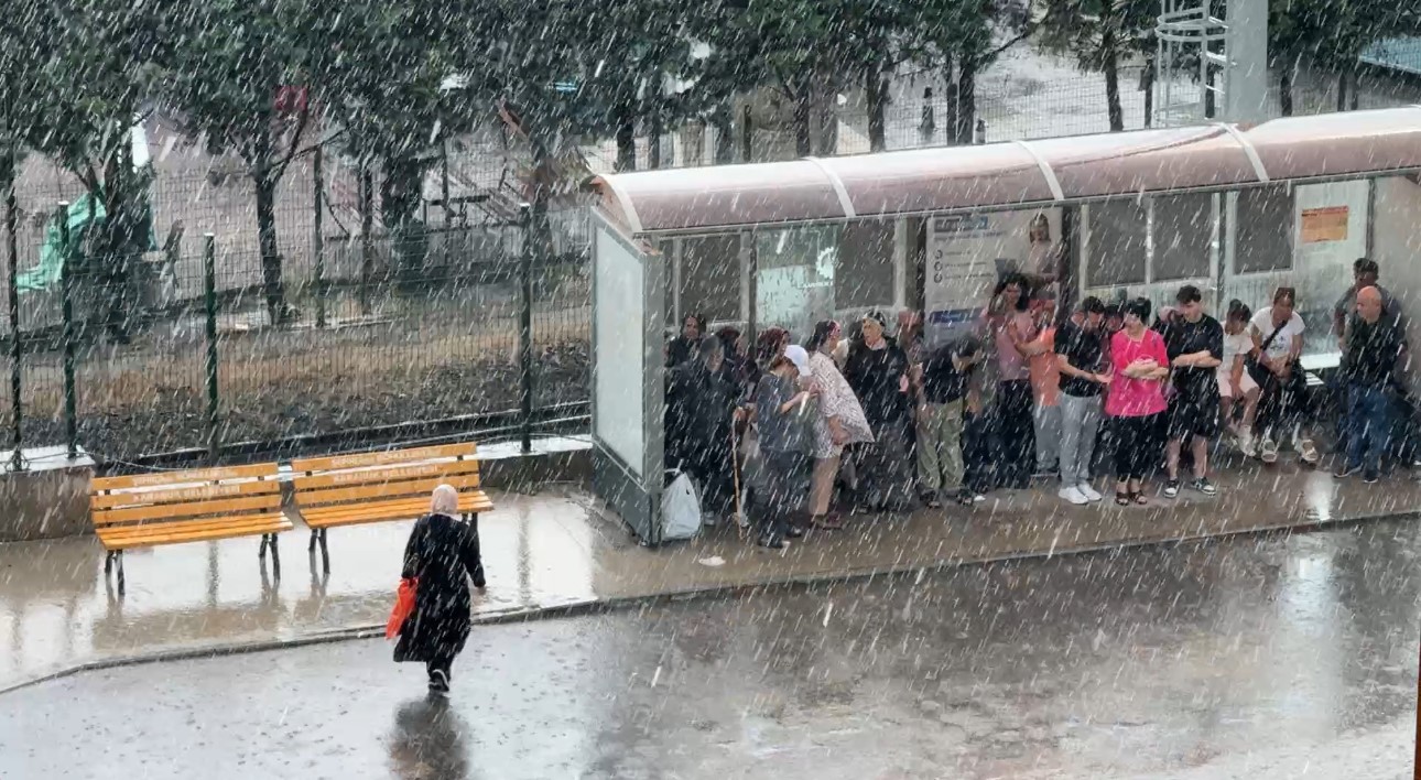 YAĞIŞA HAZIRLIKSIZ YAKALANAN KİMİ VATANDAŞLAR SIĞINACAK YER ARARKEN, KİMİ VATANDAŞLAR İSE ÇOCUKLARIYLA BİRLİKTE ISLANARAK YAĞMURUN KEYFİNİ ÇIKARDI.