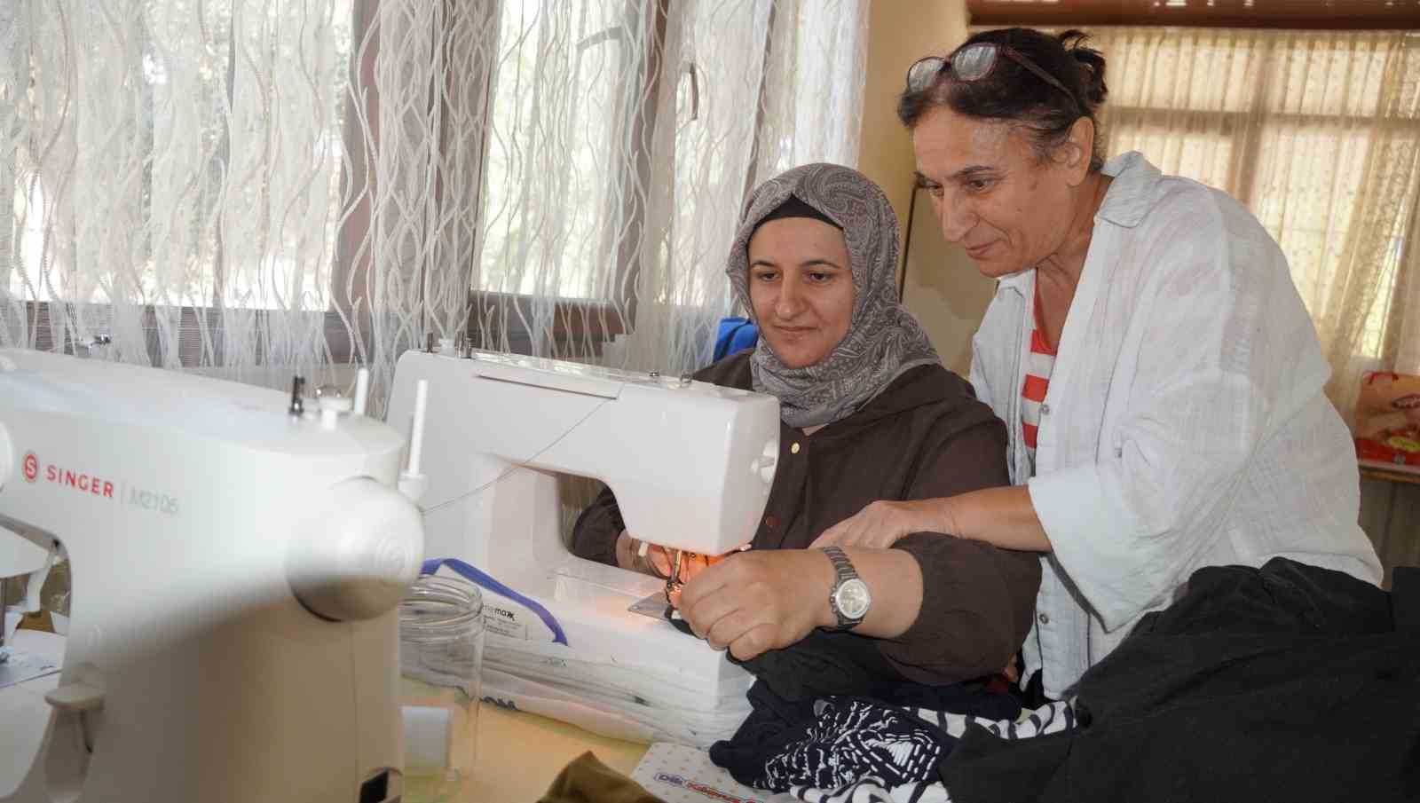 MANİSA’NIN YUNUSEMRE İLÇESİNDE YAKLAŞIK 10 YILDIR KULLANILMAYAN SOSYAL TESİS, DİKİŞ NAKIŞ KURSLARIYLA EĞİTİM YUVASINA DÖNÜŞTÜ. GÜZELYURT MAHALLESİ’NDE GEÇEN YIL BAŞLATILAN KURSLARDA 150 KADIN EĞİTİM ALIRKEN, YENİ EĞİTİM DÖNEMİNDE DE 40 KADIN KURSİYER TERZİLİK ÖĞRENMEYE BAŞLADI. KURSLAR SAYESİNDE KADINLAR HEM MESLEK SAHİBİ OLMA YOLUNDA İLERLİYOR HEM DE SOSYALLEŞEREK YENİ BİR ÇEVRE EDİNİYOR.