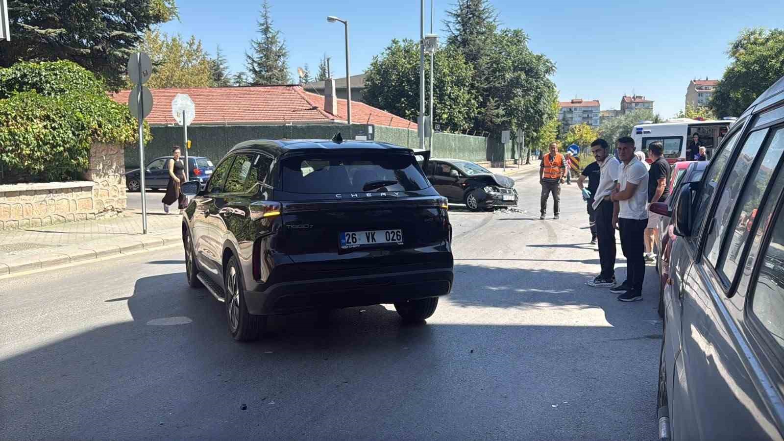 ESKİŞEHİR'İN ODUNPAZARI İLÇESİNE BAĞLI VİŞNELİK MAHALLESİ TAŞKÖPRÜ CADDESİ ÜZERİNDE BİR SUV İLE OTOMOBİLİN ÇARPIŞMASI SONUCU MEYDANA GELEN TRAFİK KAZASINDA HER İKİ ARAÇ DA KULLANILAMAZ HALE GELDİ.