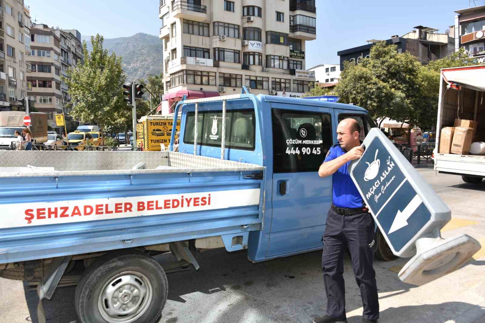 ŞEHZADELER BELEDİYESİ ZABITA MÜDÜRLÜĞÜ EKİPLERİ, İLÇE GENELİNDE GERÇEKLEŞTİRDİĞİ KAPSAMLI DENETİMLERLE İŞ YERLERİNİ MERCEK ALTINA ALDI. İŞGALİYE, KALDIRIM KULLANIMI, TEMİZLİK, RUHSAT VE İZİN BELGELERİ BAŞTA OLMAK ÜZERE VATANDAŞLARIN HUZUR VE GÜVENLİĞİNİ İLGİLENDİREN BİRÇOK KONU KONTROL EDİLDİ.