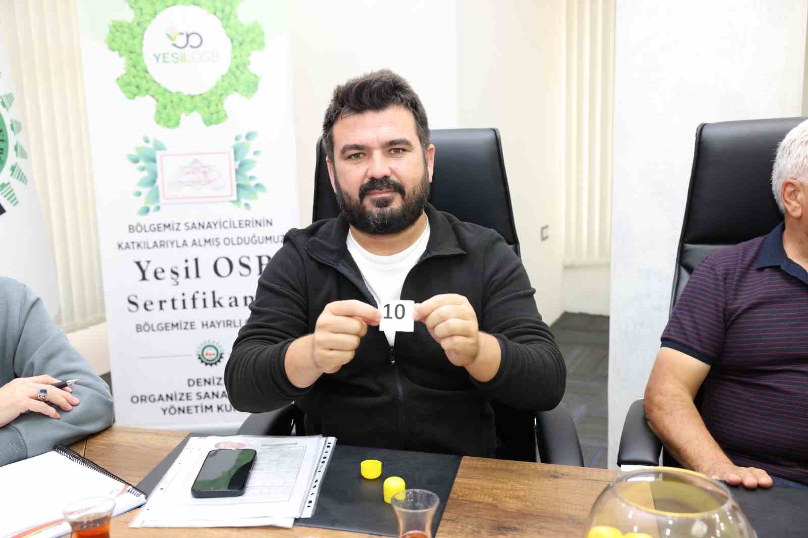 DENİZLİ ORGANİZE SANAYİ BÖLGESİ’NDE FİRMALAR ARASINDA SOSYAL DAYANIŞMAYI, BİRLİK VE BERABERLİĞİ GÜÇLENDİRMEK AMACIYLA GELENEKSEL OLARAK DÜZENLENEN DENİZLİ OSB MASA TENİSİ TURNUVASI’NIN BU YIL 7’NCİSİ GERÇEKLEŞTİRİLİYOR. TURNUVA ÖNCESİNDE TEKNİK TOPLANTI VE KURA ÇEKİMİ, DENİZLİ OSB BÖLGE MÜDÜRÜ VE SPOR TERTİP KOMİTESİ BAŞKANI AHMET TAŞ VE TAKIM YÖNETİCİLERİNİN KATILIMIYLA GERÇEKLEŞTİRİLDİ.